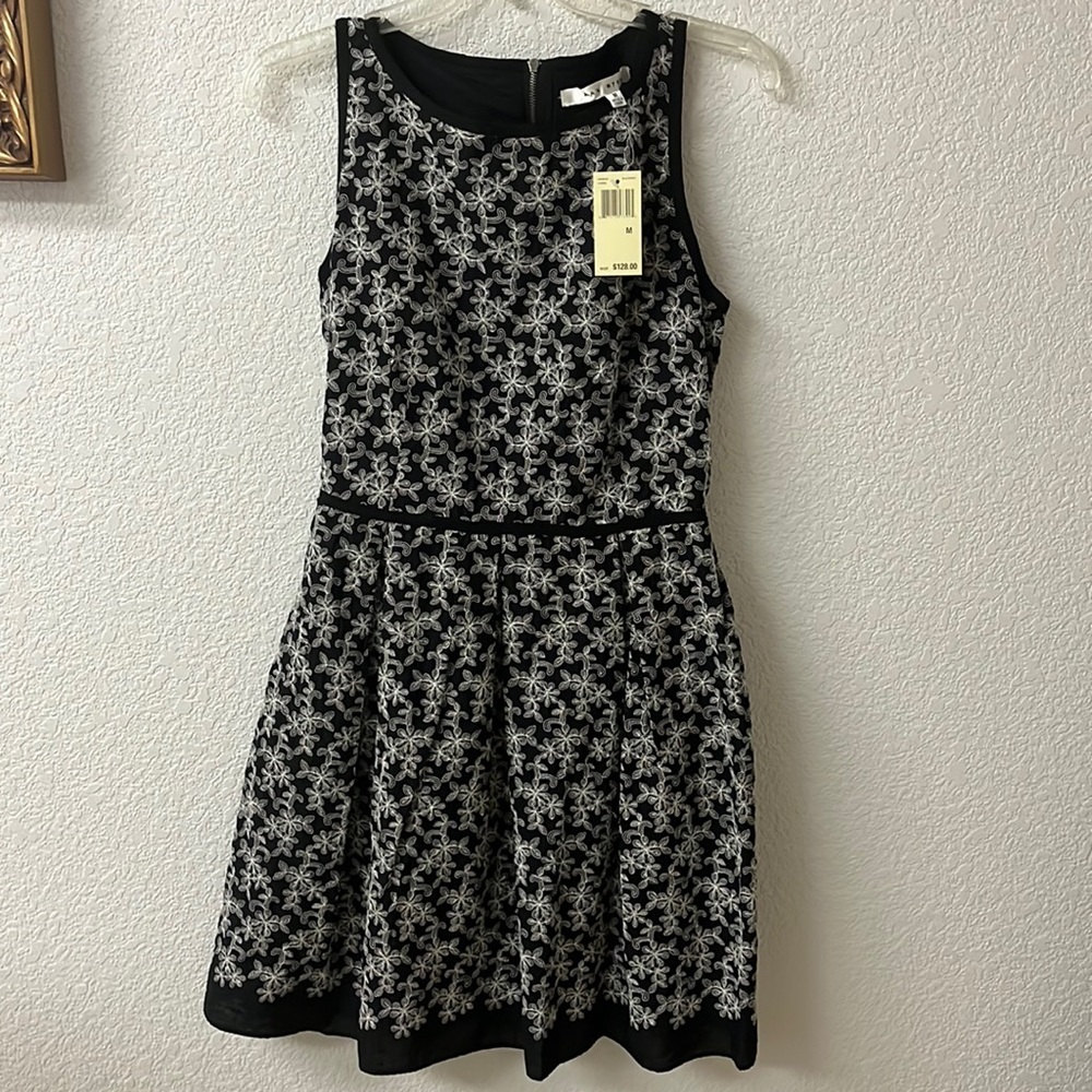 Max Studio black and white embroidered sleeveless dress size Medium